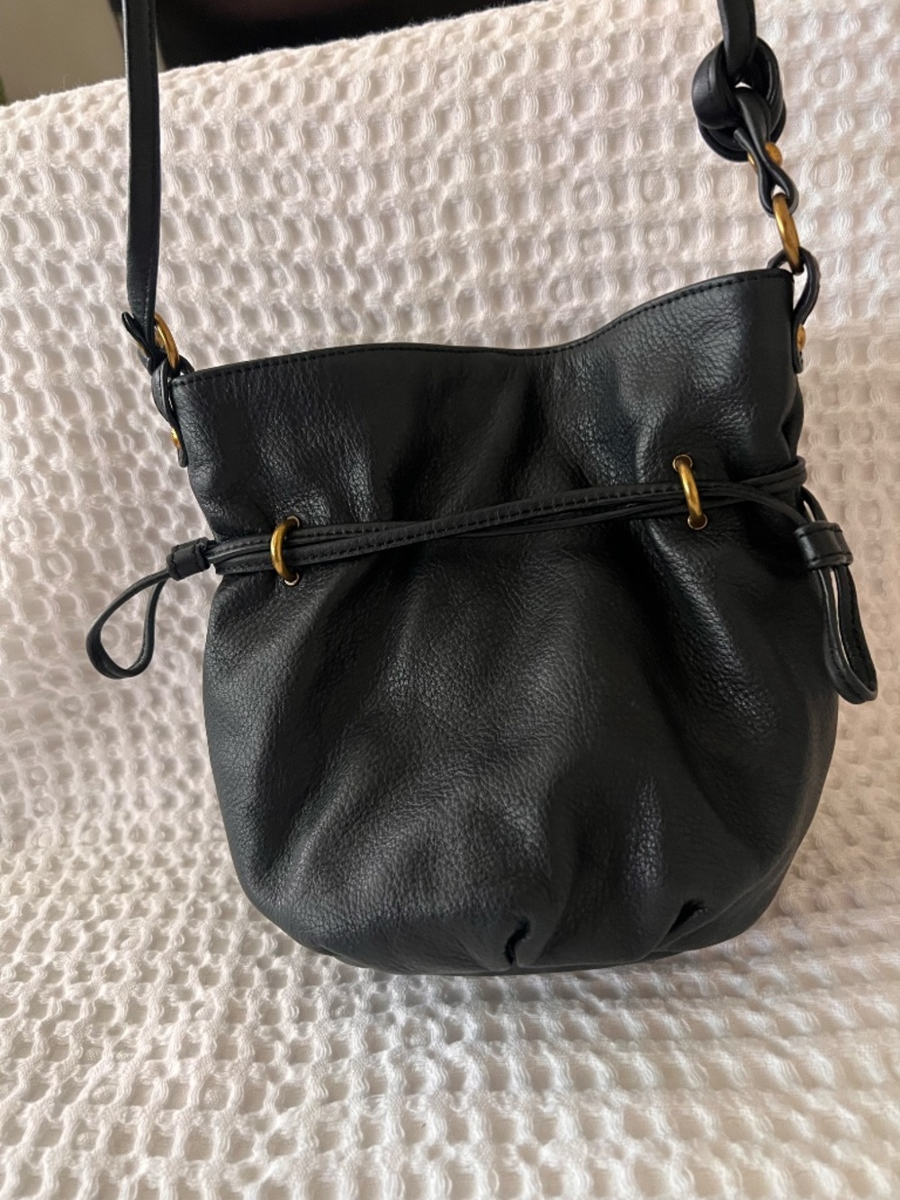 HOBO Black Pebbled Leather Bucket Bag Crossbody Drawstring Brass Hardware - Picture 6 of 16